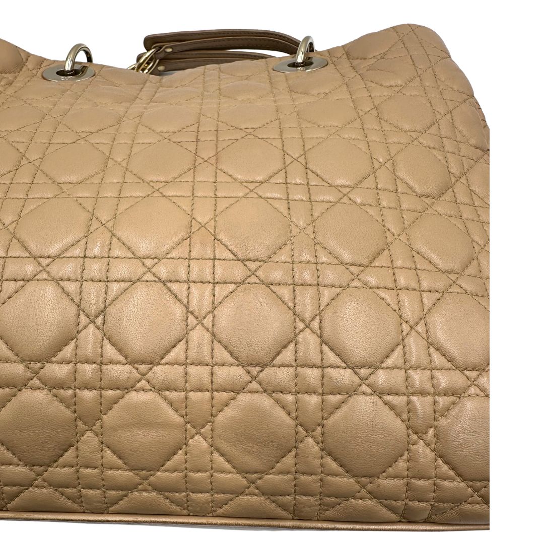 Retro, Morbida borsa Christian Dior in pelle beige caratterizzata dalla classica lavorazione trapuntata "Cannage" con dettagli dorati. Indossabile a spalla.