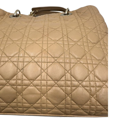Retro, Morbida borsa Christian Dior in pelle beige caratterizzata dalla classica lavorazione trapuntata "Cannage" con dettagli dorati. Indossabile a spalla.