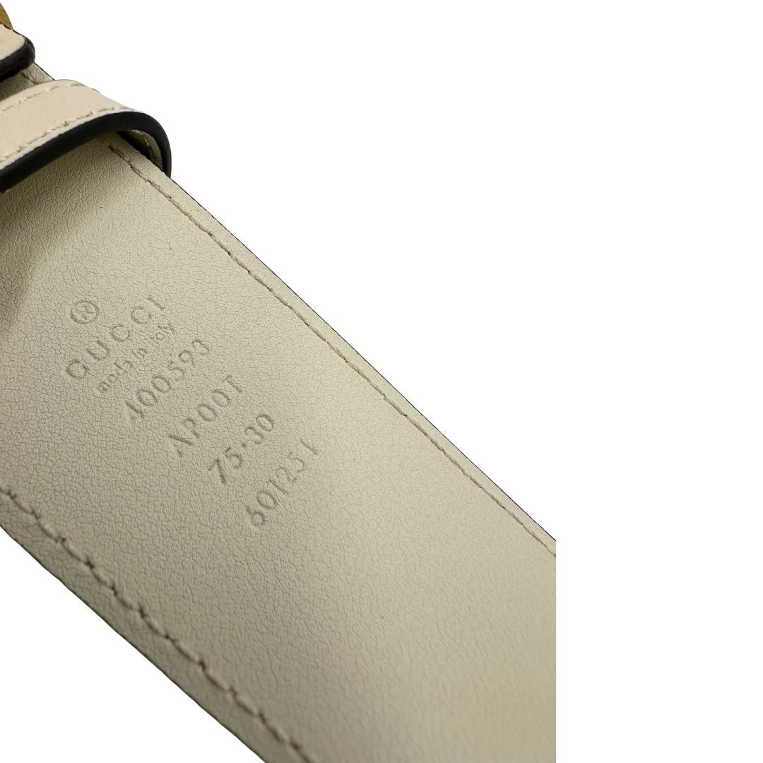  Cintura Gucci Marmont in pelle bianco avorio e hardware dorato anticato, di lusso, originale, ottime condizioni.