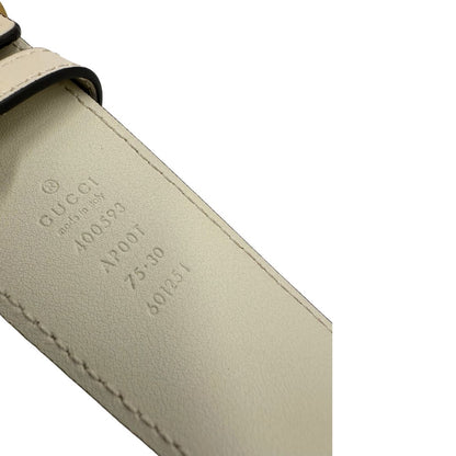  Cintura Gucci Marmont in pelle bianco avorio e hardware dorato anticato, di lusso, originale, ottime condizioni.