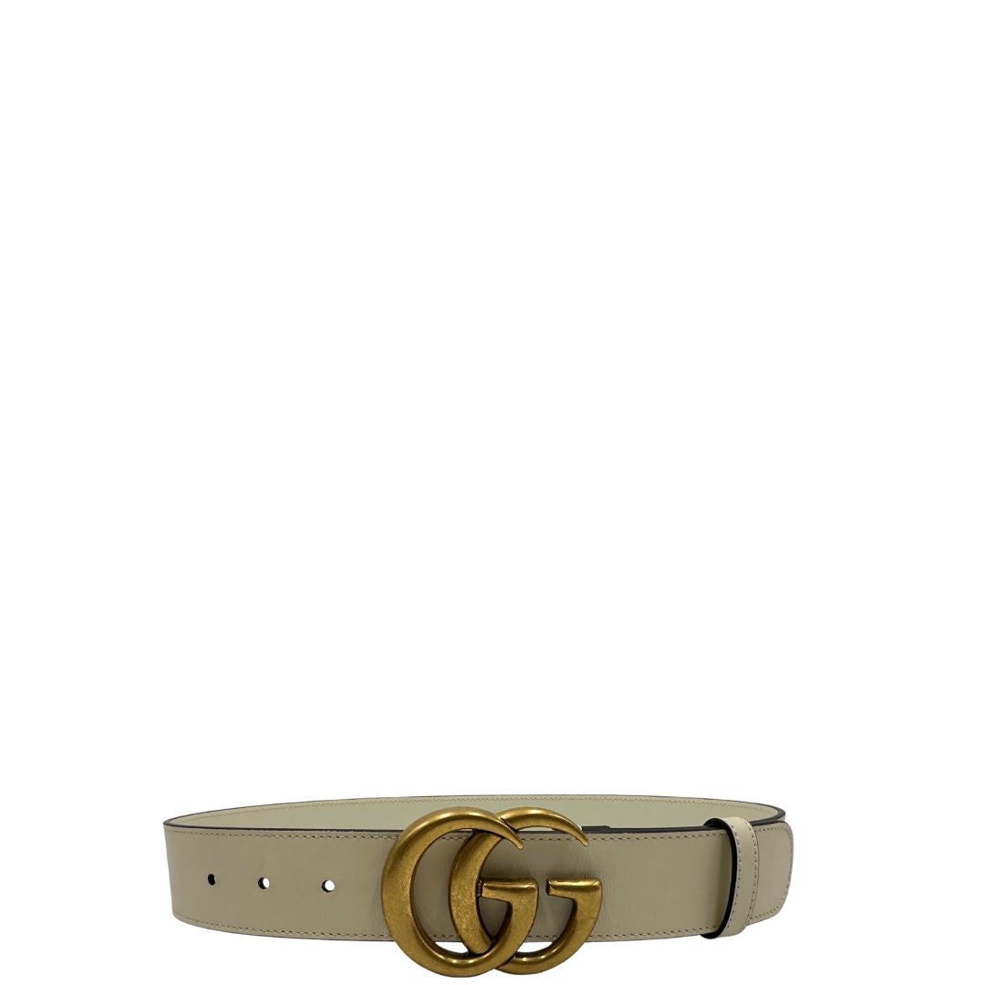  Cintura Gucci Marmont in pelle bianco avorio e hardware dorato anticato, di lusso, originale, ottime condizioni.