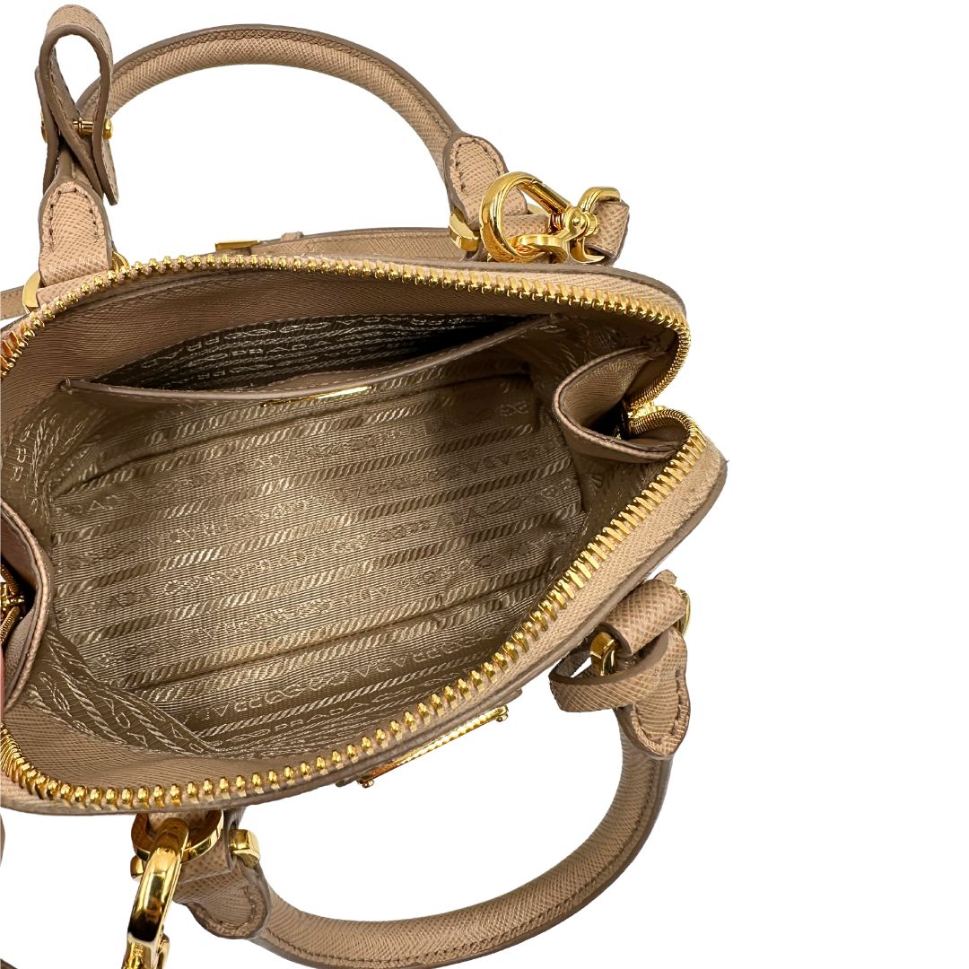 interno Borsa Prada Promenade in pelle saffiano beige nella versione mini, di lusso, originale, eccellenti condizioni, usata  