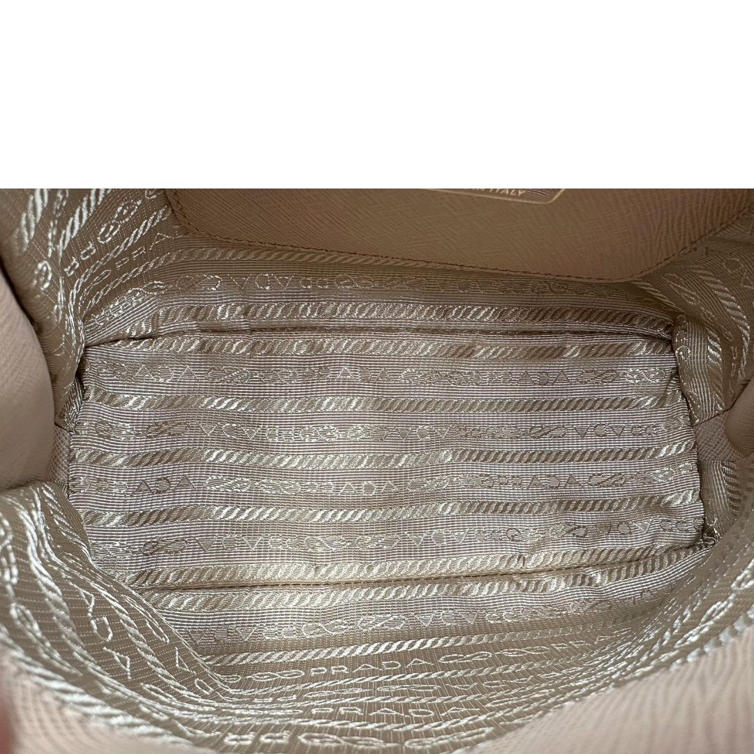interno Borsa Prada Promenade in pelle saffiano beige nella versione mini, di lusso, originale, eccellenti condizioni, usata 