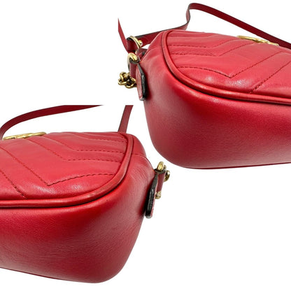 angoli Camera Bag Gucci Marmont in pelle rossa, di lusso, originale, ottime condizioni, usata. 
