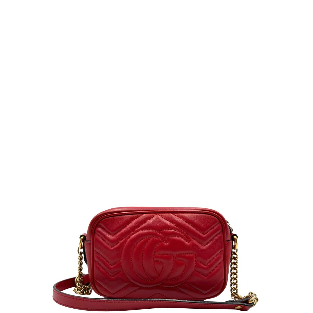 retro Camera Bag Gucci Marmont in pelle rossa, di lusso, originale, ottime condizioni, usata.