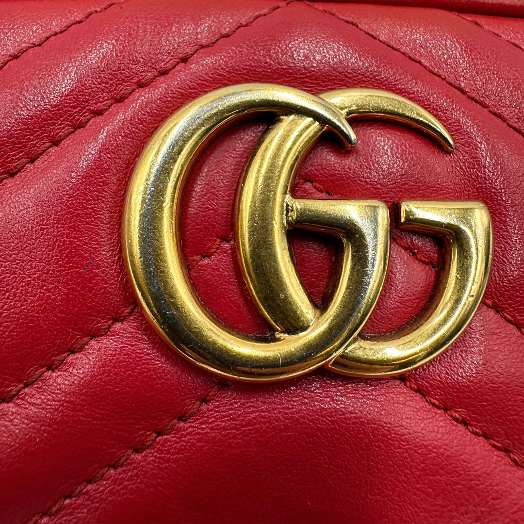 gg Camera Bag Gucci Marmont in pelle rossa, di lusso, originale, ottime condizioni, usata.