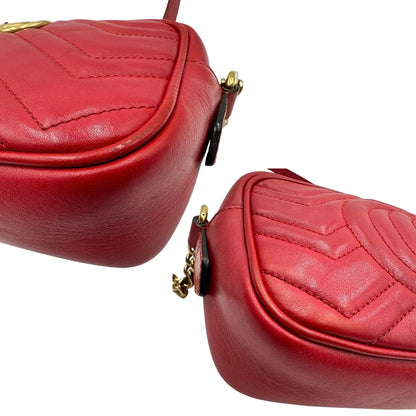angoli Camera Bag Gucci Marmont in pelle rossa, di lusso, originale, ottime condizioni, usata.