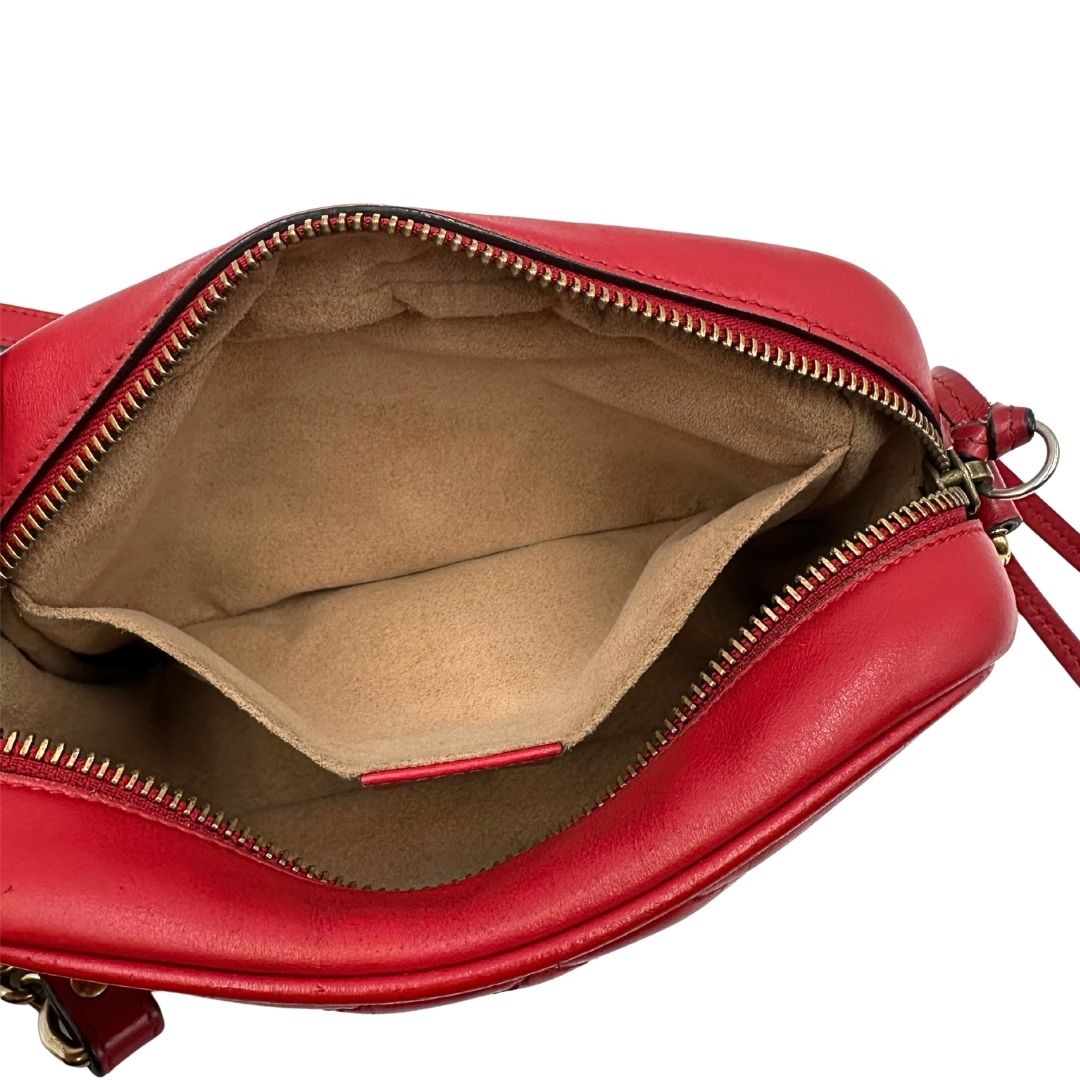 interno Camera Bag Gucci Marmont in pelle rossa, di lusso, originale, ottime condizioni, usata.