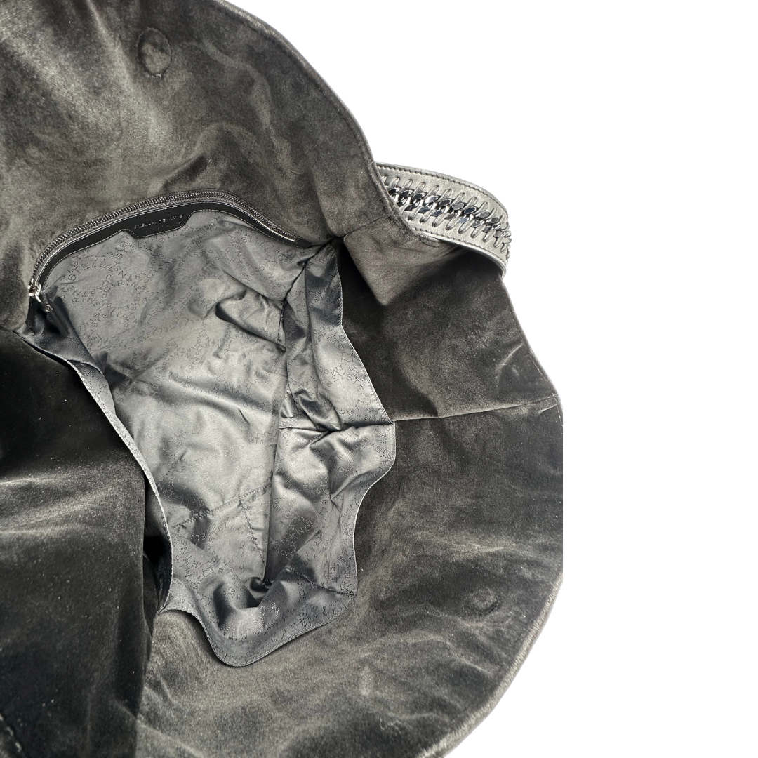 Interno, Borsa Stella McCartney in velluto nero, con profili nere, indossabile a spalla. Originale, usata, di lusso, in ottime condizioni.