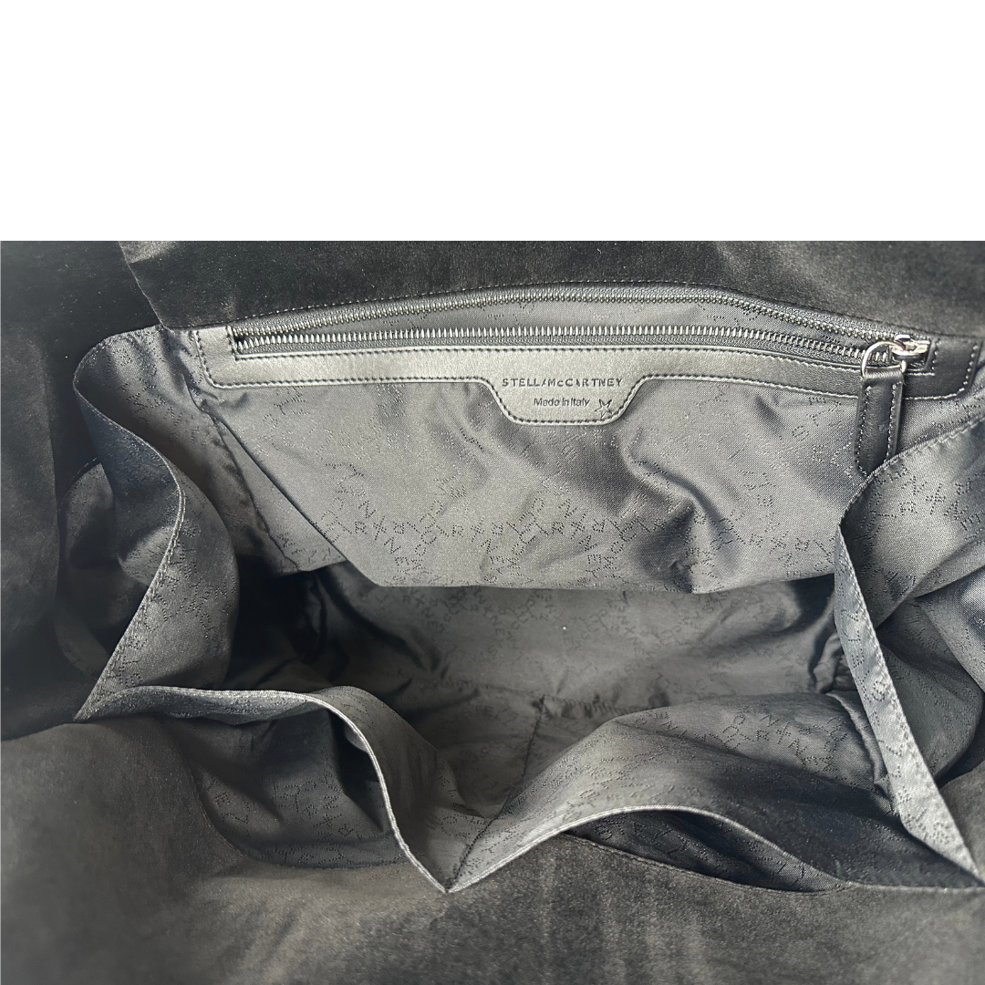 Interno, Borsa Stella McCartney in velluto nero, con profili nere, indossabile a spalla. Originale, usata, di lusso, in ottime condizioni.
