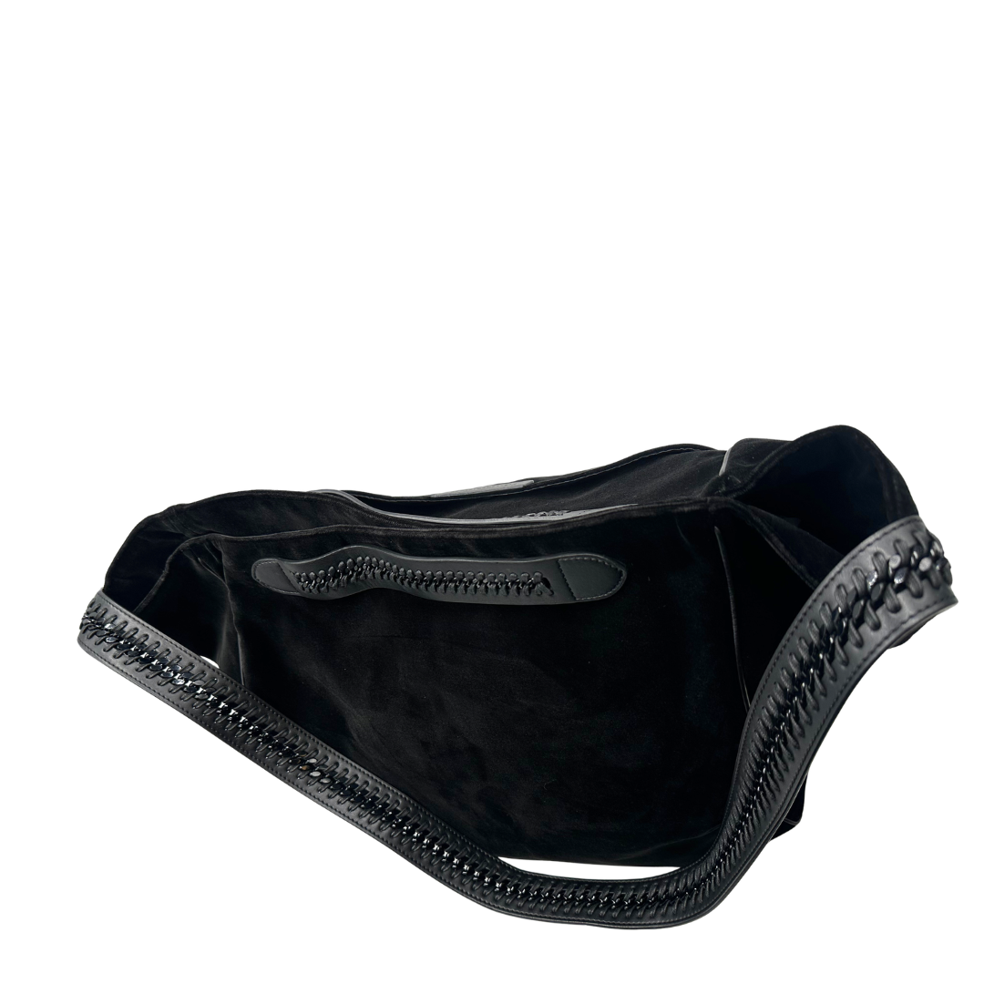 Borsa Stella McCartney in velluto nero, con profili nere, indossabile a spalla. Originale, usata, di lusso, in ottime condizioni.