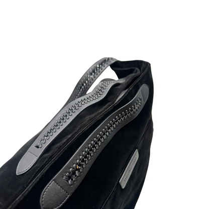 Borsa Stella McCartney in velluto nero, con profili nere, indossabile a spalla. Originale, usata, di lusso, in ottime condizioni.