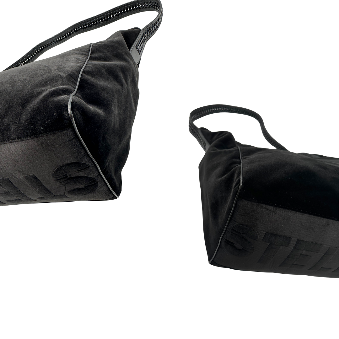 Angoli, Borsa Stella McCartney in velluto nero, con profili nere, indossabile a spalla. Originale, usata, di lusso, in ottime condizioni.