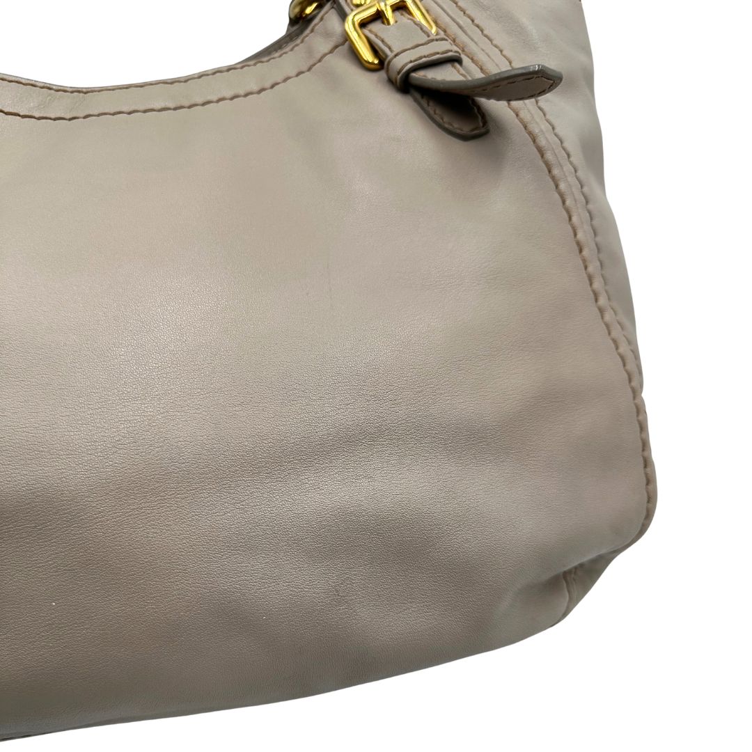 angolo  Borsa Prada in pelle color taupe, di lusso, originale, ottime condizioni, usata. 