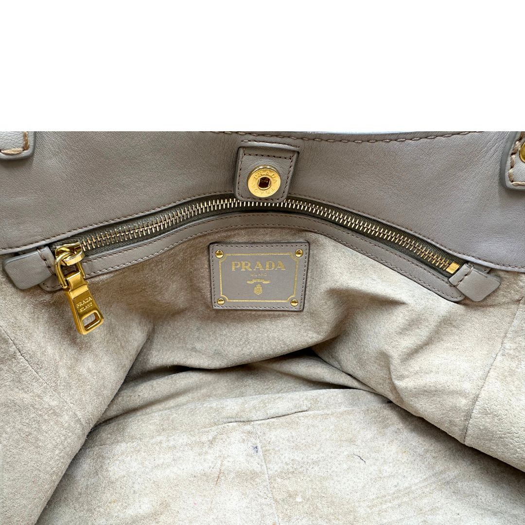 interno interno  Borsa Prada in pelle color taupe, di lusso, originale, ottime condizioni, usata.  