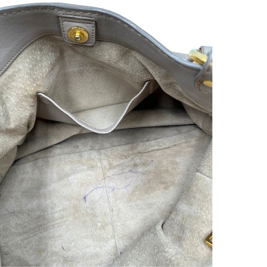 interno  Borsa Prada in pelle color taupe, di lusso, originale, ottime condizioni, usata. 