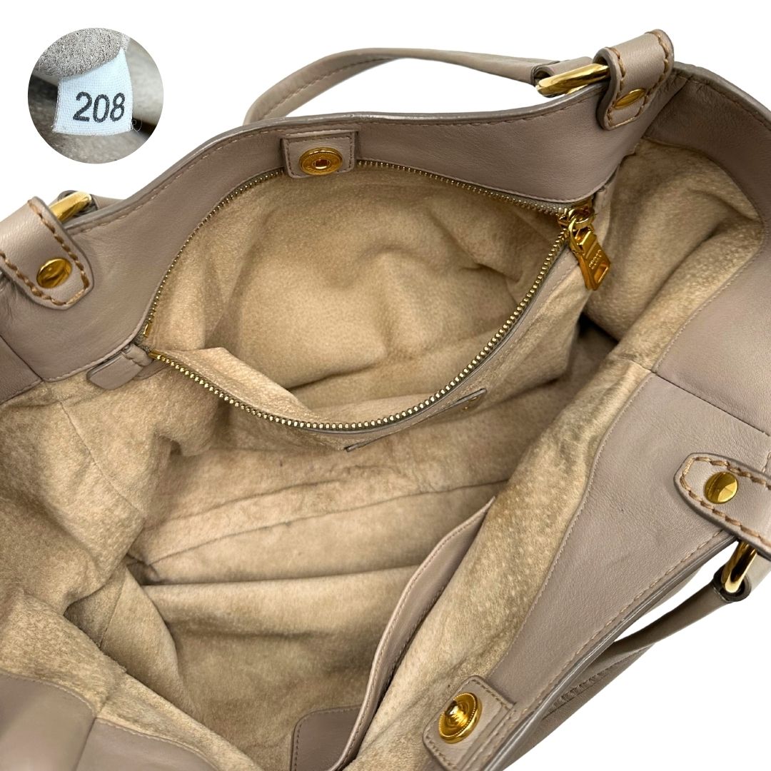 interno  Borsa Prada in pelle color taupe, di lusso, originale, ottime condizioni, usata. 
