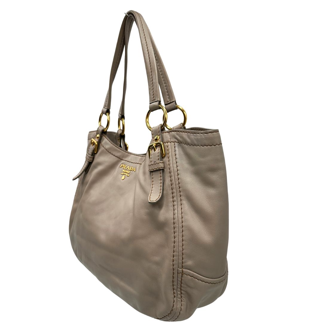 lato  Borsa Prada in pelle color taupe, di lusso, originale, ottime condizioni, usata. 