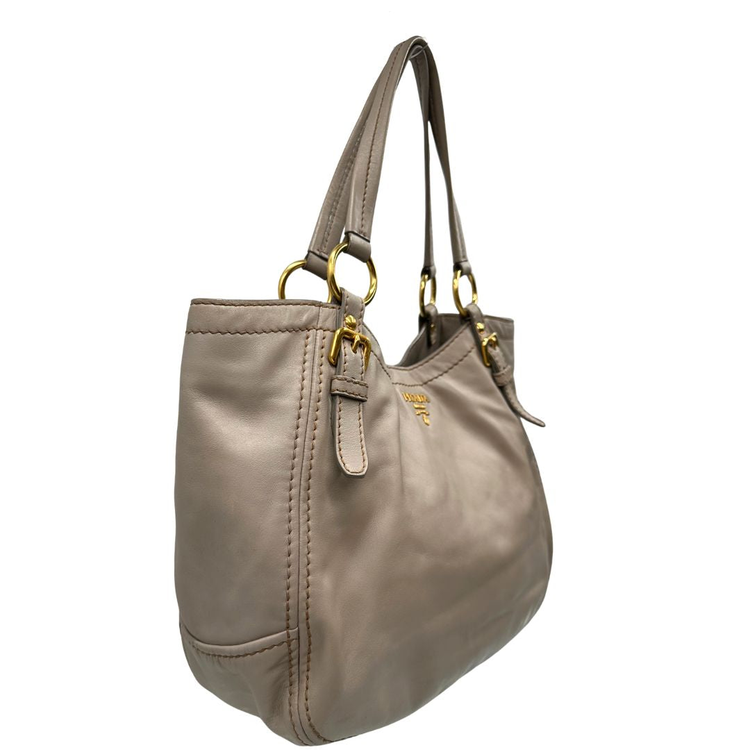 lato  Borsa Prada in pelle color taupe, di lusso, originale, ottime condizioni, usata. 