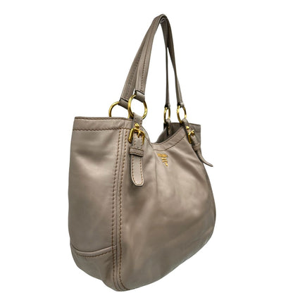 lato  Borsa Prada in pelle color taupe, di lusso, originale, ottime condizioni, usata. 