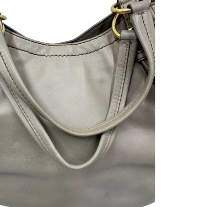 manici  Borsa Prada in pelle color taupe, di lusso, originale, ottime condizioni, usata. 