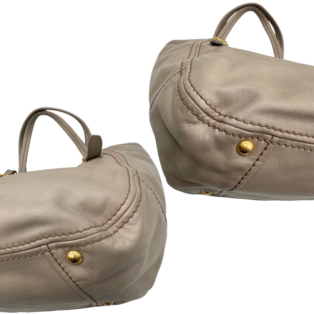 angoli  Borsa Prada in pelle color taupe, di lusso, originale, ottime condizioni, usata. 
