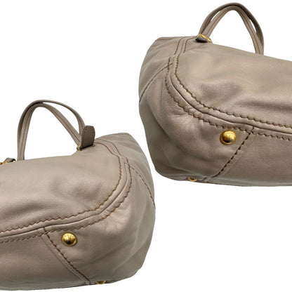 angoli  Borsa Prada in pelle color taupe, di lusso, originale, ottime condizioni, usata. 
