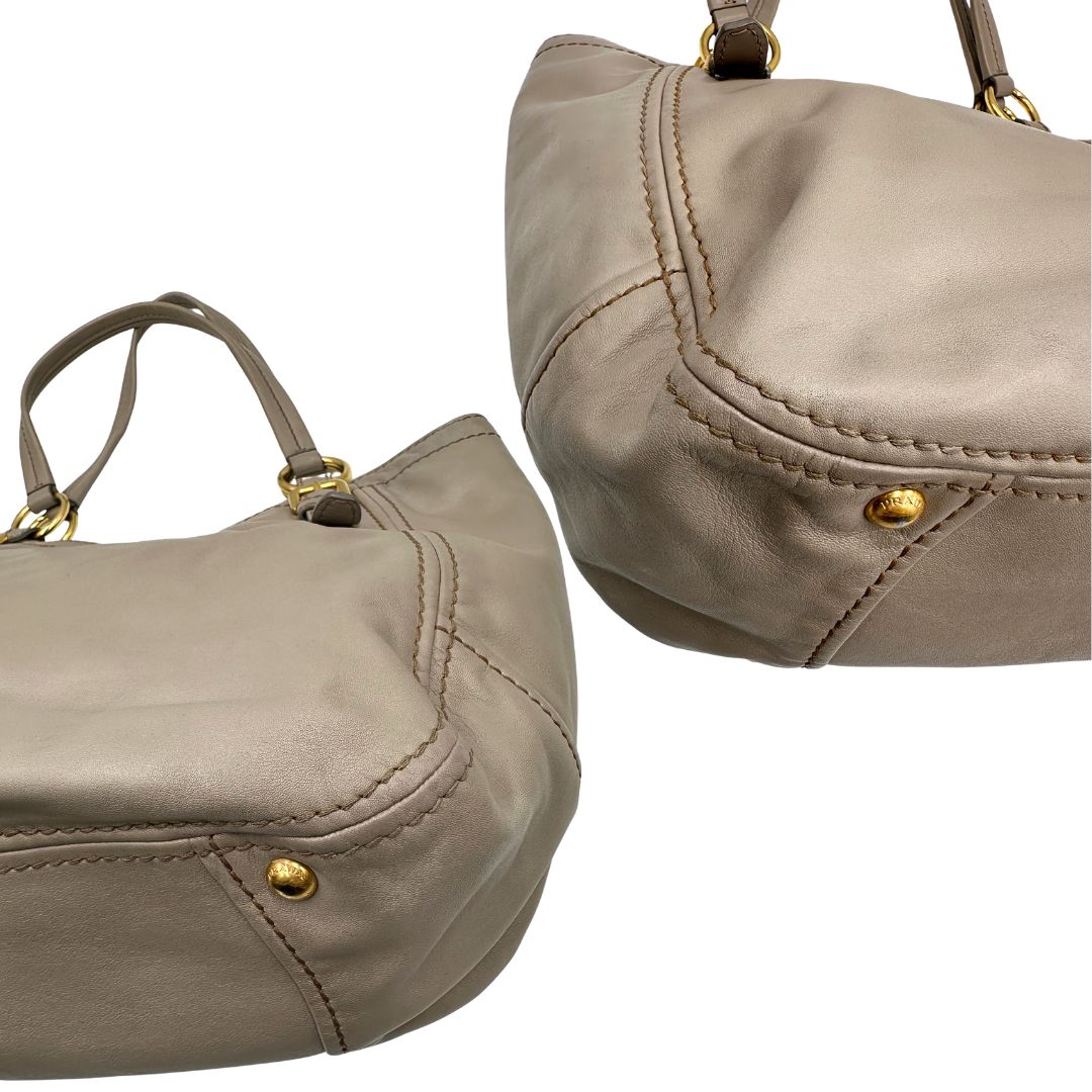 angoli  Borsa Prada in pelle color taupe, di lusso, originale, ottime condizioni, usata. 