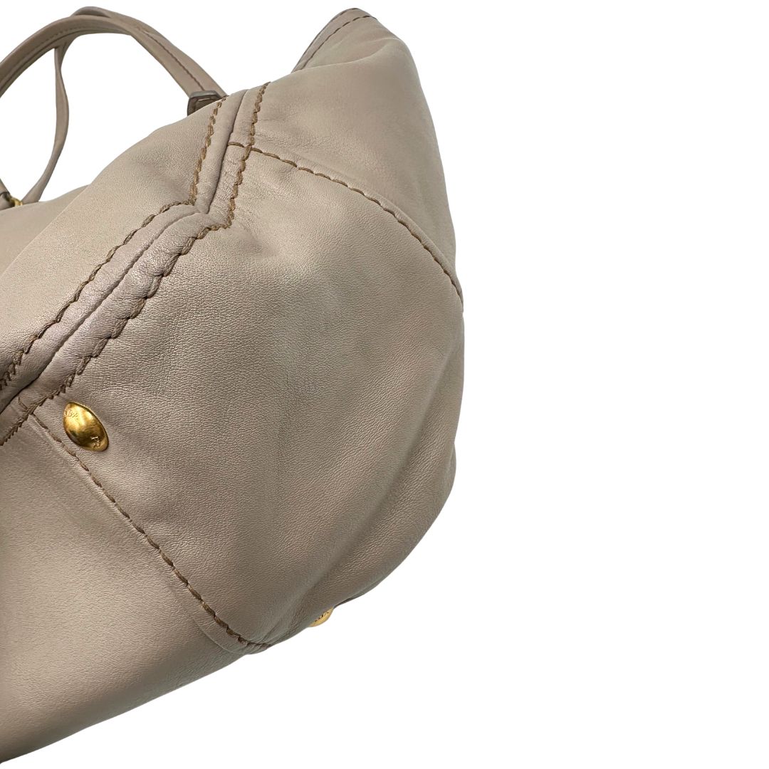  Borsa Prada in pelle color taupe, di lusso, originale, ottime condizioni, usata. 