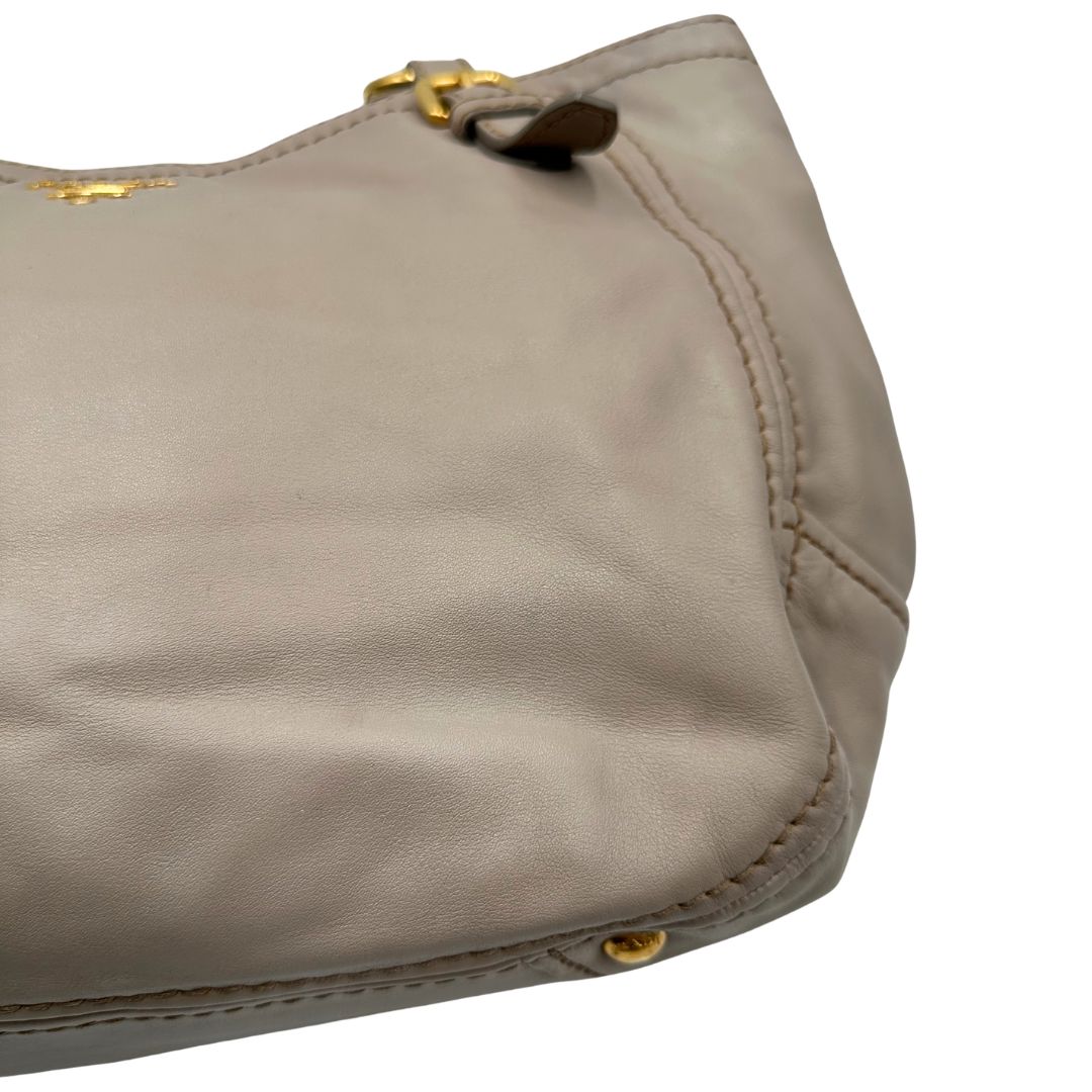 angolo  Borsa Prada in pelle color taupe, di lusso, originale, ottime condizioni, usata. 