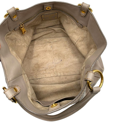 interno  Borsa Prada in pelle color taupe, di lusso, originale, ottime condizioni, usata. 