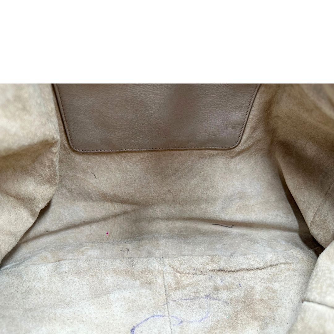 interno  Borsa Prada in pelle color taupe, di lusso, originale, ottime condizioni, usata. 