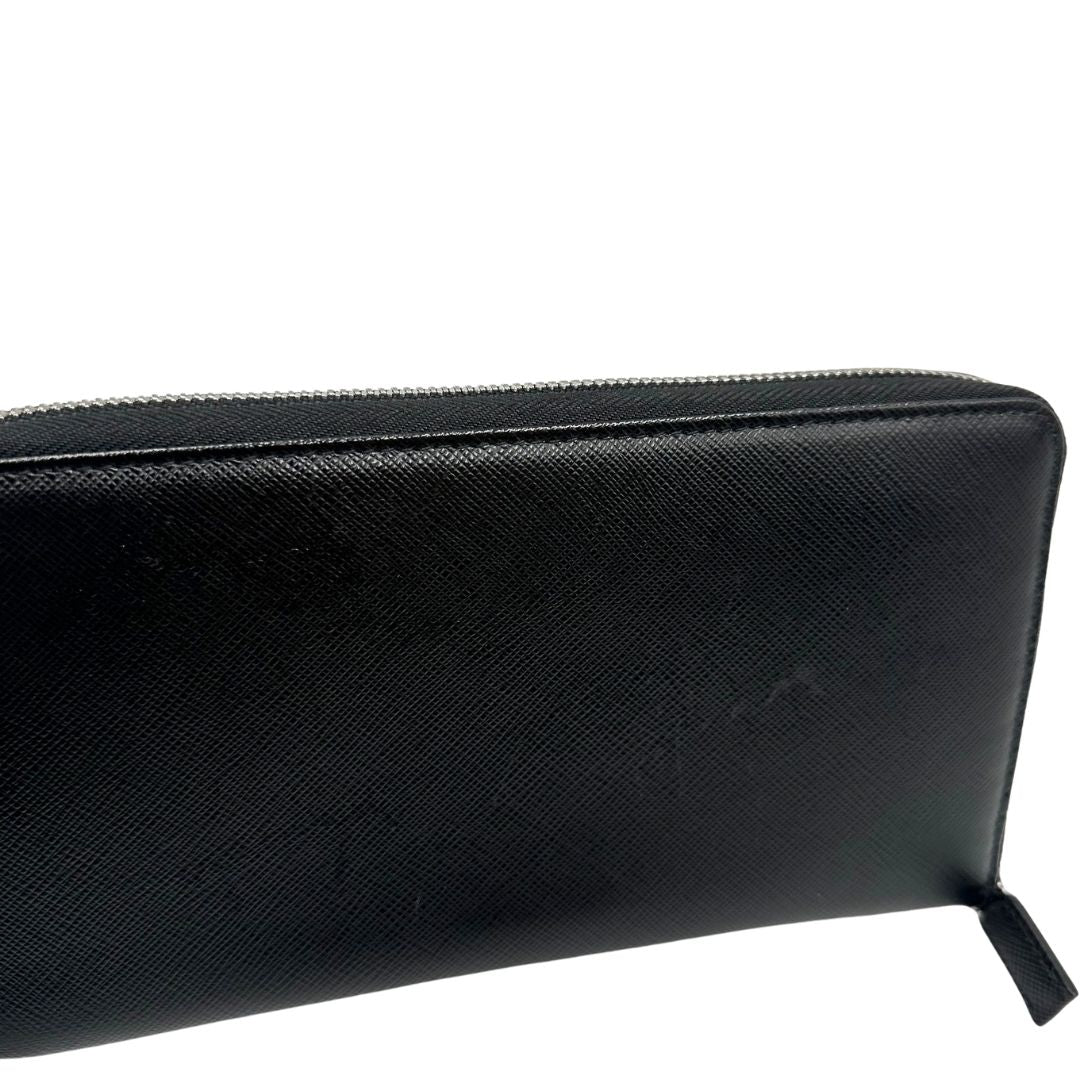 Portafoglio Prada in pelle saffiano nera, di lusso, originale, ottime condizioni, usato.