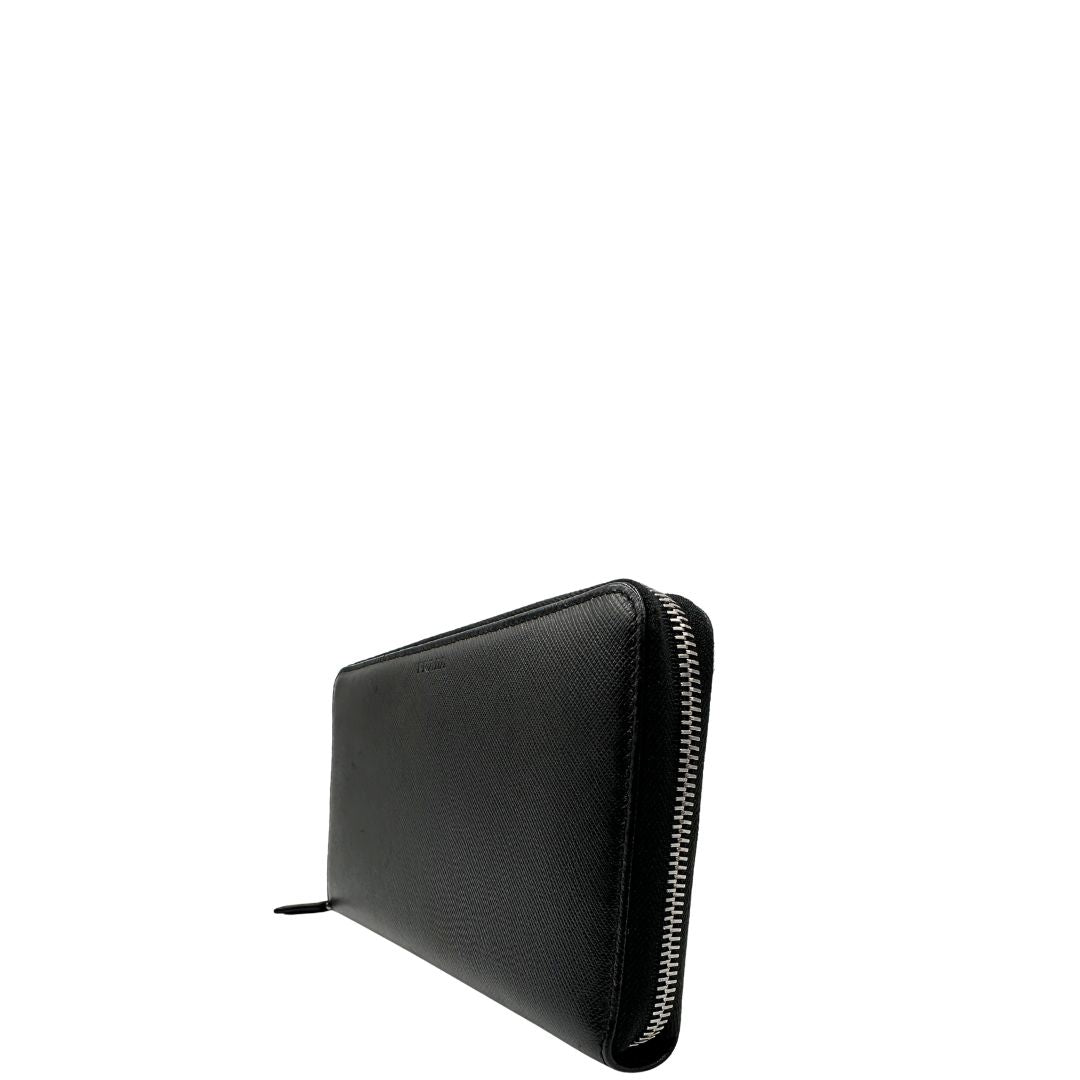 Portafoglio Prada in pelle saffiano nera, di lusso, originale, ottime condizioni, usato.