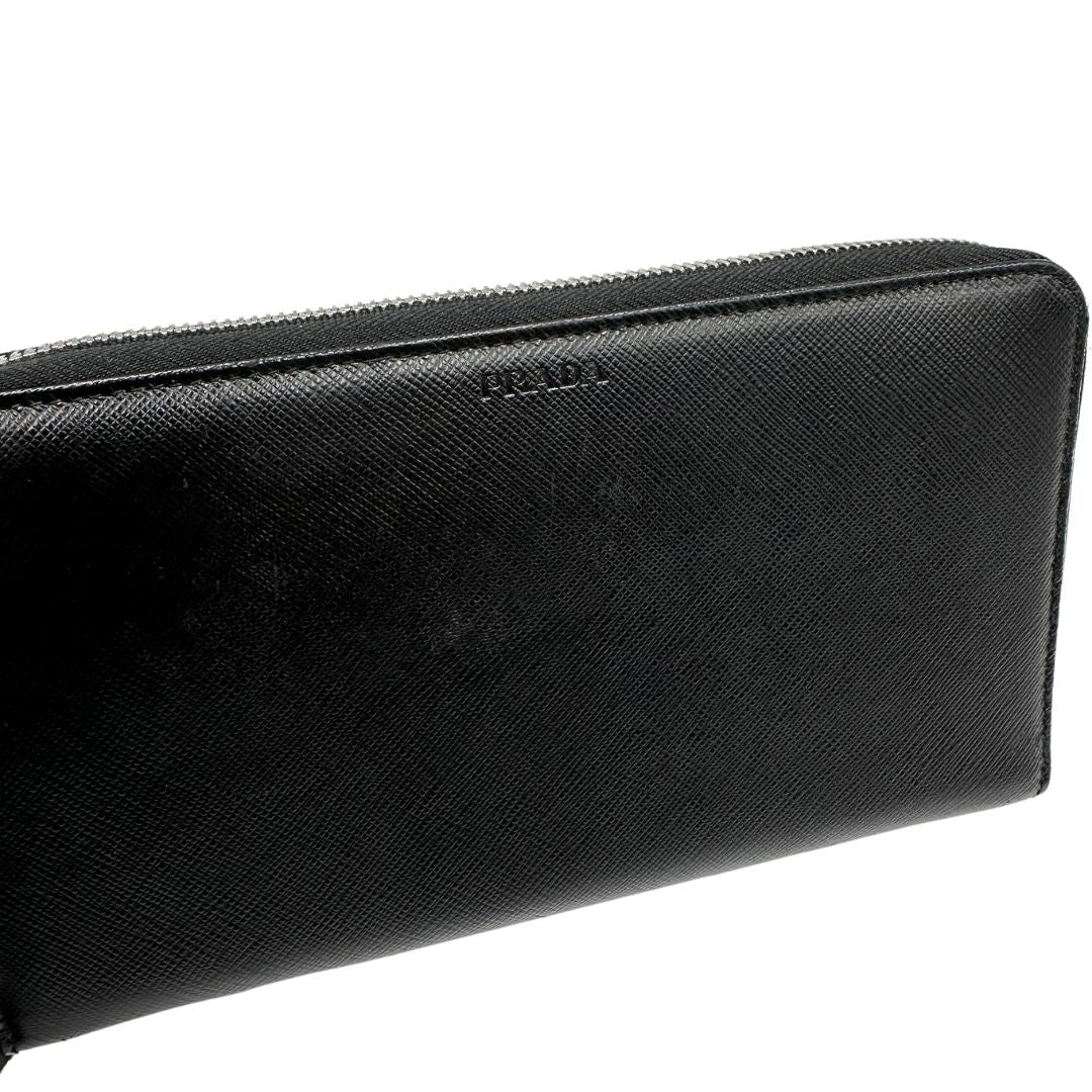 Portafoglio Prada in pelle saffiano nera, di lusso, originale, ottime condizioni, usato.