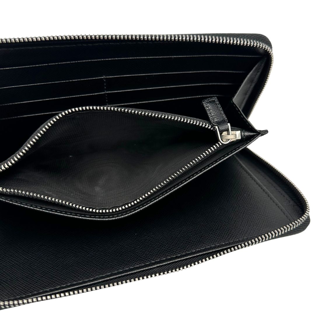 Portafoglio Prada in pelle saffiano nera, di lusso, originale, ottime condizioni, usato.