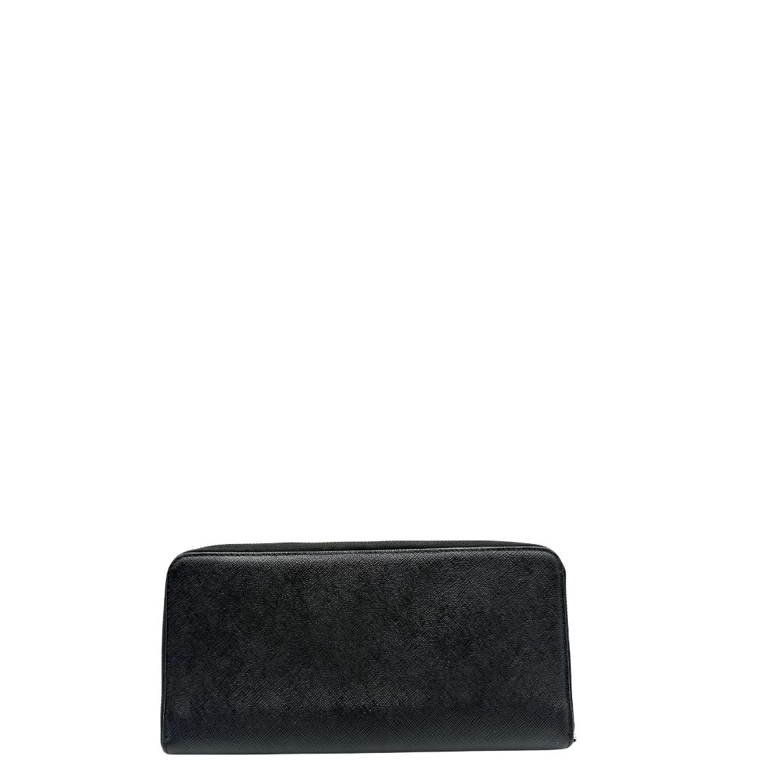 Retro, Portafoglio Prada in pelle saffiano nero e hardware argentato. Originale, usato, di lusso, in ottime condizioni.
