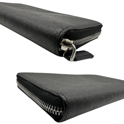 Angoli, Portafoglio Prada in pelle saffiano nero e hardware argentato. Originale, usato, di lusso, in ottime condizioni.