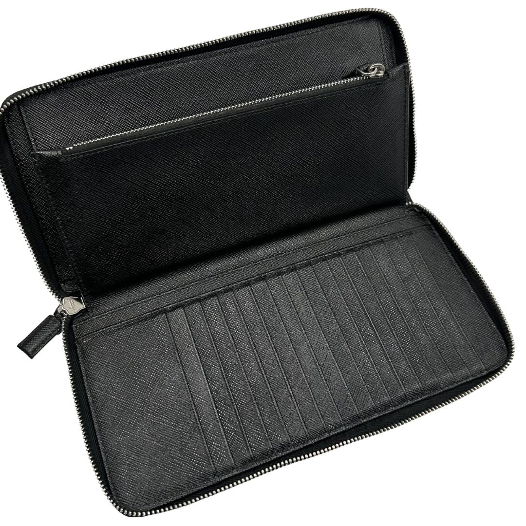 Interno, Portafoglio Prada in pelle saffiano nero e hardware argentato. Originale, usato, di lusso, in ottime condizioni.
