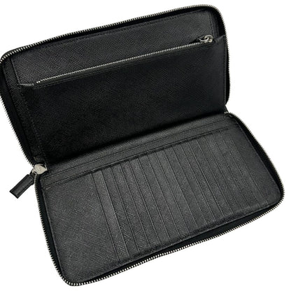 Interno, Portafoglio Prada in pelle saffiano nero e hardware argentato. Originale, usato, di lusso, in ottime condizioni.
