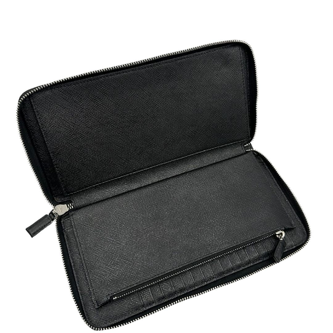 Interno, Portafoglio Prada in pelle saffiano nero e hardware argentato. Originale, usato, di lusso, in ottime condizioni.
