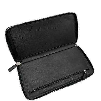 Interno, Portafoglio Prada in pelle saffiano nero e hardware argentato. Originale, usato, di lusso, in ottime condizioni.