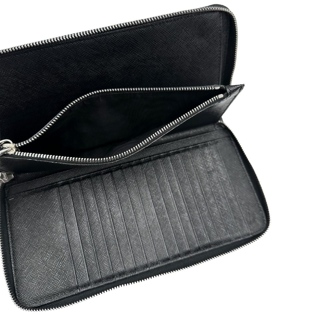 Interno, Portafoglio Prada in pelle saffiano nero e hardware argentato. Originale, usato, di lusso, in ottime condizioni.