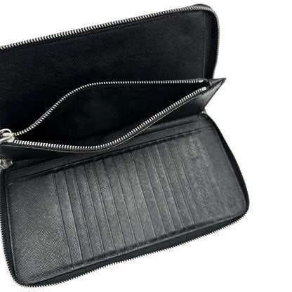 Interno, Portafoglio Prada in pelle saffiano nero e hardware argentato. Originale, usato, di lusso, in ottime condizioni.