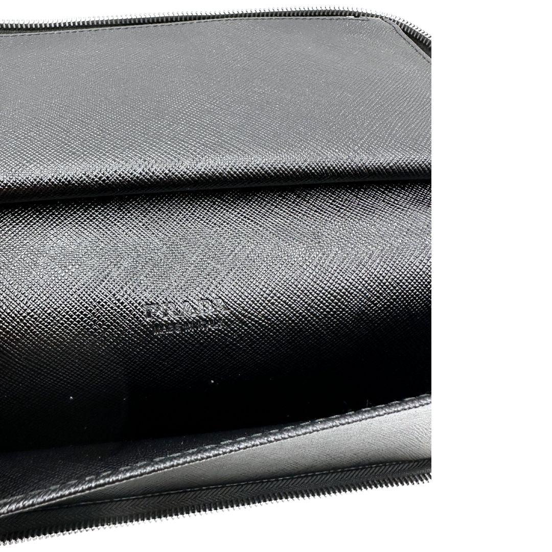 Portafoglio Prada in pelle saffiano nero e hardware argentato. Originale, usato, di lusso, in ottime condizioni.