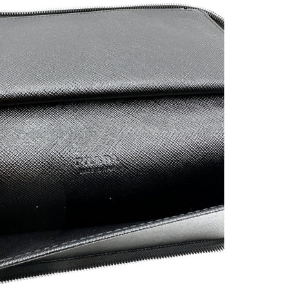 Portafoglio Prada in pelle saffiano nero e hardware argentato. Originale, usato, di lusso, in ottime condizioni.