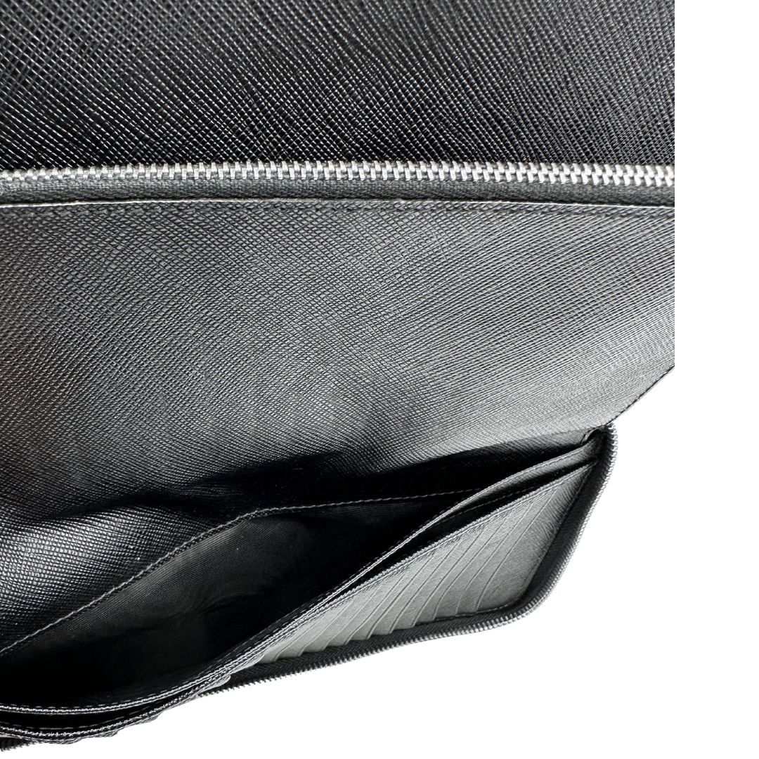 Interno, Portafoglio Prada in pelle saffiano nero e hardware argentato. Originale, usato, di lusso, in ottime condizioni.