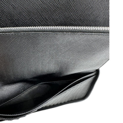 Interno, Portafoglio Prada in pelle saffiano nero e hardware argentato. Originale, usato, di lusso, in ottime condizioni.