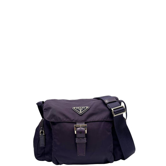 Front di una borsa a tracolla Prada in tessuto viola profondo, usata, originale, second hand, in ottime condizioni.