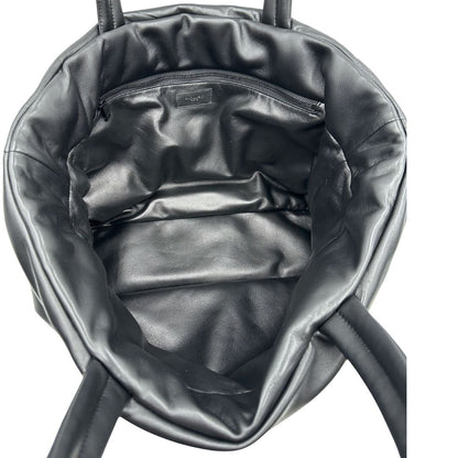 Interno di una borsa Saint Laurent in pelle imbottita nera con logo in rilievo Saint Laurent sul front, usata, originale, second hand, in condizioni eccellenti.
